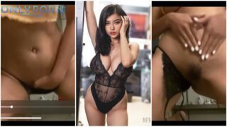 คลิปหลุด ONLYFANS Iamfaii น้องฝ้าย600cc หรือ อรพรรณ สมอหอม ตั้งกล้องโชว์ร่อนเอวๆค่อยถอดบิกินนี่ท่อนล่างเห็นหีเต็มๆ ขนอุยๆเรียบร้อยเชียวเอามือเขี่ยเม็ดแตดลูบไล้จนน้ำแฉะ คลึงเต้านมไปด้วยทำเอาเสียวสุดๆ