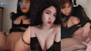 คลิปหลุดน้องบลูม bbooble (Bloomy) ใช้ชุดคลุมคอสเพลย์ร่อนหีโยกควยผัว Onlyfans นมสวยหีเนียนโยกเย็ดสดอย่างเงี่ยน ก่อนเจอแหกหีเย็ดหีรัวๆ คาโซฟาเย็ดจนน้ำแตกสบายควย