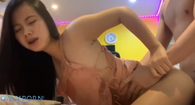 คลิปหลุด Onlyfans bimxz สาวไทยหน้าสวยโดนผัวหนุ่มจับเย็ดท่าหมาบนเตียงโดนจับกระแทกหีเย็ดไม่ยั้งทนเสียวไม่ไหวครางออกมาลั่นห้องอย่างเงี่ยน